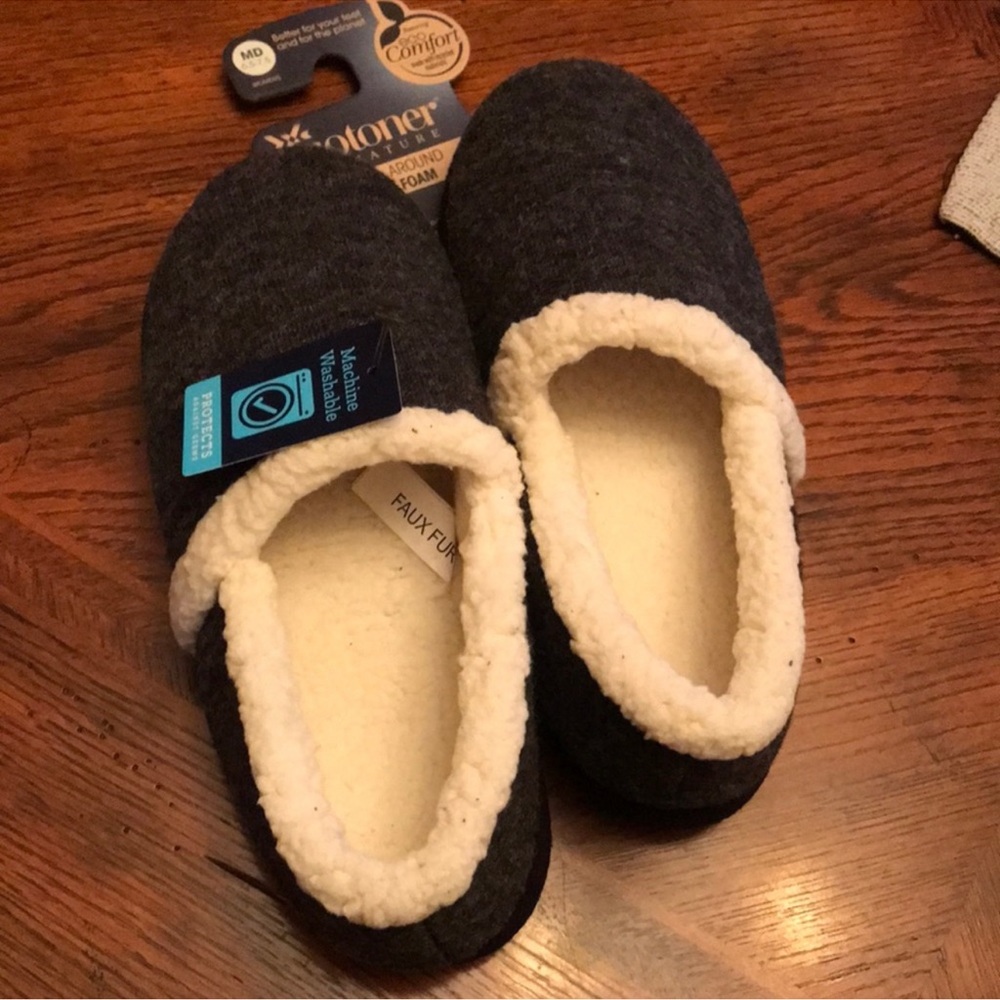 Isotoner, Comfort slippers, size Med. 6.5-7.5, NEW